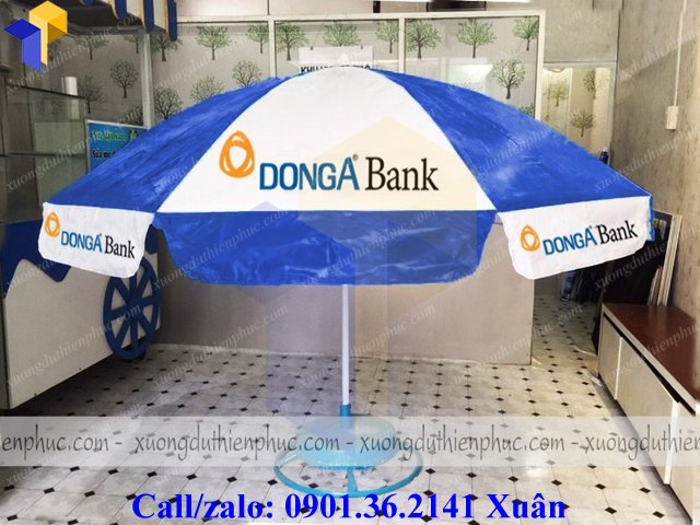 dù che mưa ngoài trời