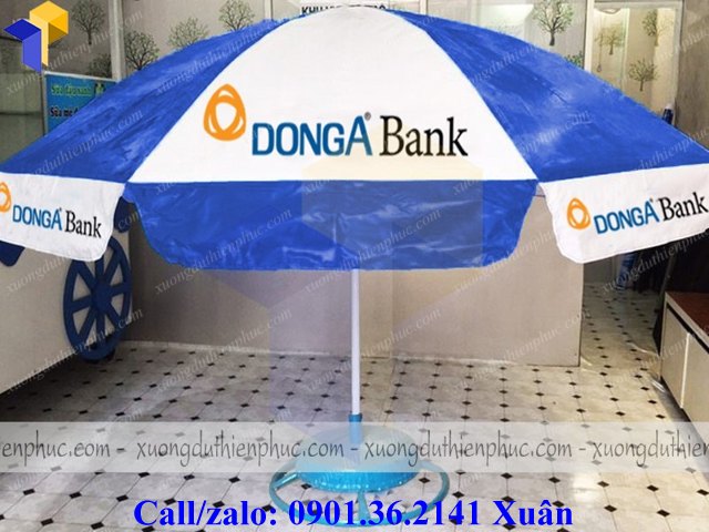 giá dù che mưa ngoài trời