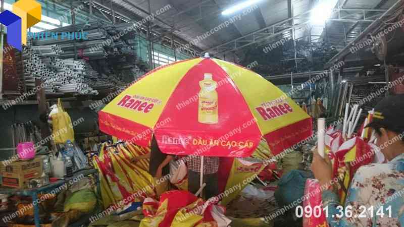 dù che mưa ngoài trời