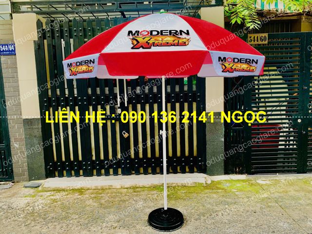 dù tròn che ngoài trời